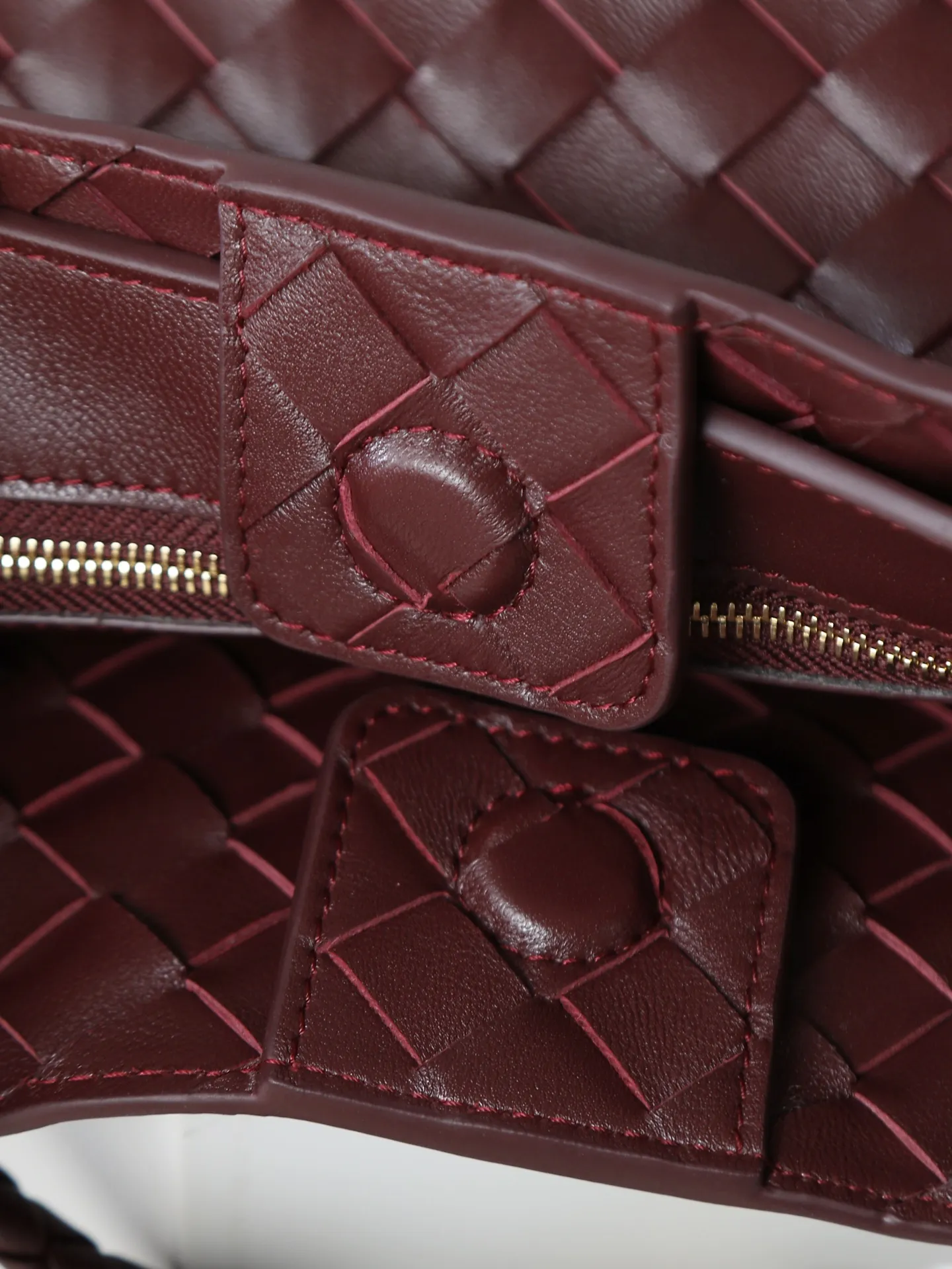 1300. Andiamo is shipping‼ ️Really popular🔥The new Andiamo woven handbag launched by Bottega Veneta this season is really popular all over the world! ! Celebrities at home and abroad have worn it, and Oscar-winning actress Michelle Yeoh has taken it out on the street. Song Jia, Trai Yala, Yu Feihong, Sanji Ayaka, Rosie Hunting-Whiteley, Yoshioka Riho, etc. have all worn this bag. It is classic and versatile and shows off your temperament, and the bag capacity is also large, which is very convenient for daily commuting! ! A variety of carrying methods, the shoulder straps can be adjusted by yourself, the original lambskin feels soft and delicate, and the unisex style breaks the gender boundaries and brings a more practical and long-lasting use experience. Andiamo, which has both elegant and casual styles, perfectly interprets the true appearance of "fashionable old money style". Style number: 766014 Size: 25*22*10.5cm